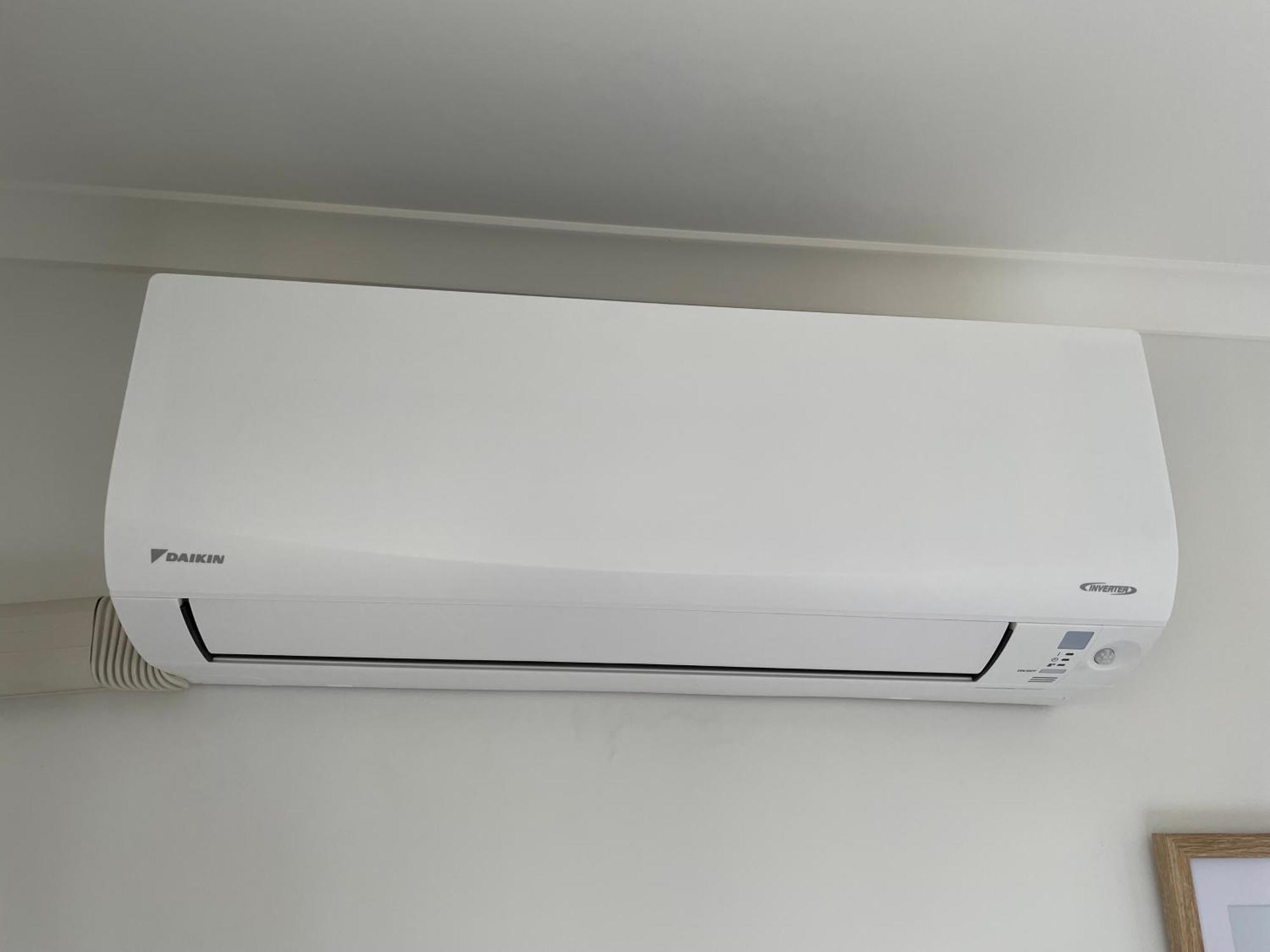 Cozy With Heat Pump & Parking Near Hospital Hamilton